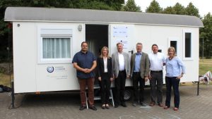 Mehr über den Artikel erfahren Kirche auf dem Schulhof – Mobile Ruhe im Bauwagen