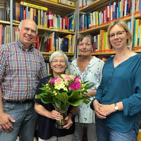 Mehr über den Artikel erfahren Zehn Jahre Mitarbeit in unserer Bibliothek – wir sagen DANKE!