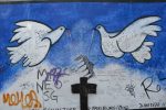 Graffiti Friedenstaube und Kreuz